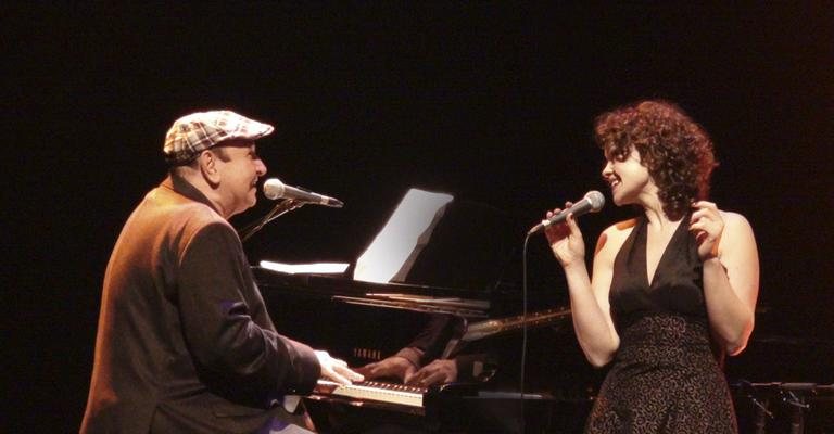 O pianista João Donato faz participação em show da banda de jazz e bossa nova Delicatessen, com Ana Krüger, em São Paulo. - -