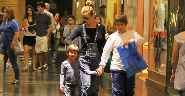 Despojada, Carolina Dieckmann leva os filhos José e Davi para passear no shopping - Daniel Delmiro/ AgNews