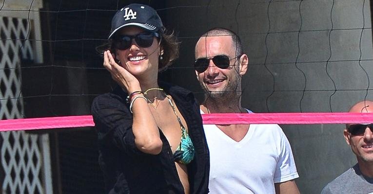 Alessandra Ambrosio e Rodrigo Santoro jogam vôlei nos EUA - AgNews