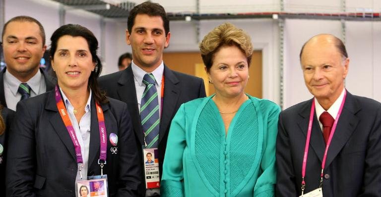 Dilma Rousseff com os comentarista Paula (ex-jogadora de basquete) e Maurício Lima (ex-jogador de vôlei) e o presidente da Record, Edir Macedo - Mauricio Storelli/ Record