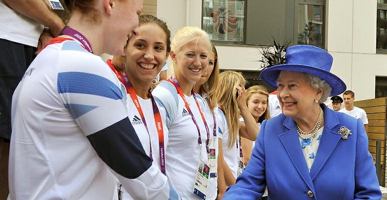 Elizabeth II cumprimenta atletas no parque aquático do centro olímpico de Londres - Getty Images