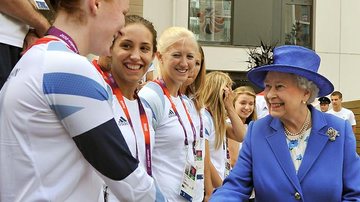 Elizabeth II cumprimenta atletas no parque aquático do centro olímpico de Londres - Getty Images