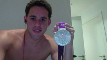 Thiago Pereira posta foto com medalha inédita - Reprodução/Facebook