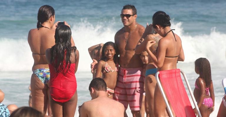 Vitor Belfort é paparicado por fãs em praia do Rio de Janeiro - Edson Teófilo / Foto Rio News