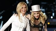 Madonna recebe Britney Spears no palco, em show de 2008 - Getty Images