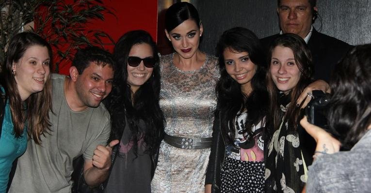 Katy Perry posa com fãs na entrada de restaurante no Rio de Janeiro - Gabriel Reis e Delson Silva/AgNews