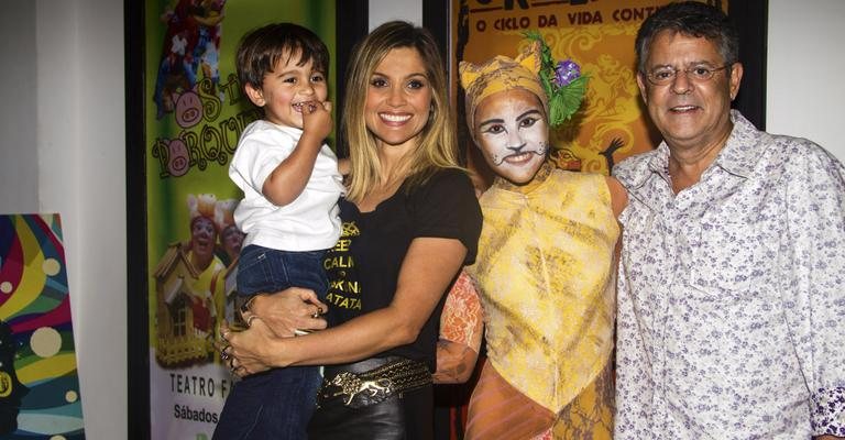 Com Miguel, neto de Marcos Paulo no colo, Flávia Alessandra e o ex paparicam a herdeira após a apresentação do musical Rei Leão II. - Néstor Beremblum