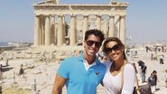 Em Atenas, na Grécia, os  recém-casados visitam o Partenon. - -