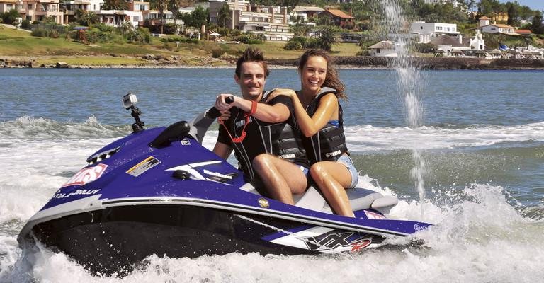 Os namorados Max Fercondini e Amanda Richter se aventuram no jet ski em Punta del Este. - Fernando Gutiérrez