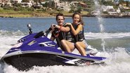 Os namorados Max Fercondini e Amanda Richter se aventuram no jet ski em Punta del Este. - Fernando Gutiérrez