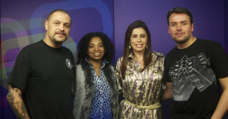 Mara Bastos, 3ª da esq. p/ dir., recebe os estilistas David Pollak e Rosy Cordeiro e o colunista Paulo Sanseverino, no Destak Fashion, do ClicTV, em SP. - -