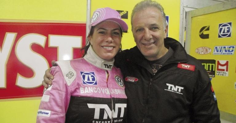 Débora Rodrigues, piloto da categoria, recebe o carinho do marido, o piloto Renato Martins, na corrida de SP. - -