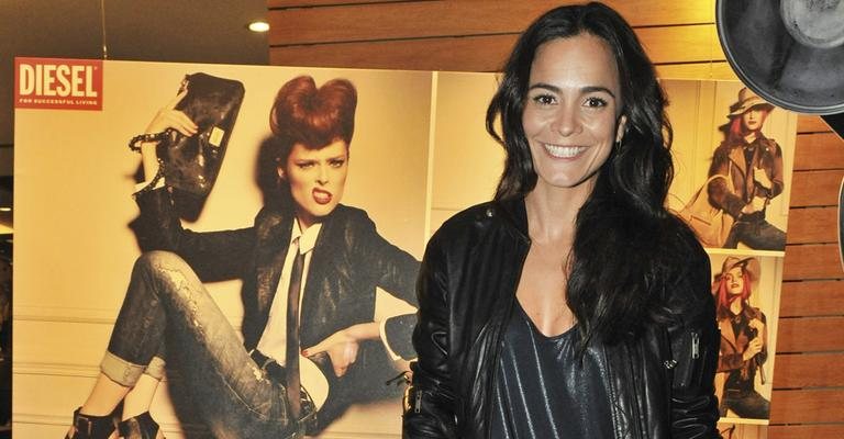 Em glamourosa rua da capital paulista, a atriz Alice Braga, estrela do filme Na Estrada, confere abertura de loja de grife de moda italiana. - -