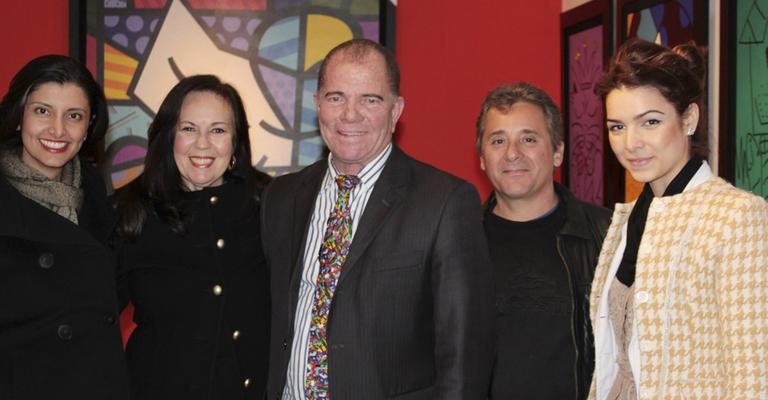 O marchand Robson Britto, irmão do artista plástico pernambucano radicado em Miami Romero Britto, é ladeado pelos amigos, as RPs Sheila Grecco e Silvia Neubern, o talentoso artista plástico André Galvão, representado por Robson, e a bela Yasmin Franco, em - -