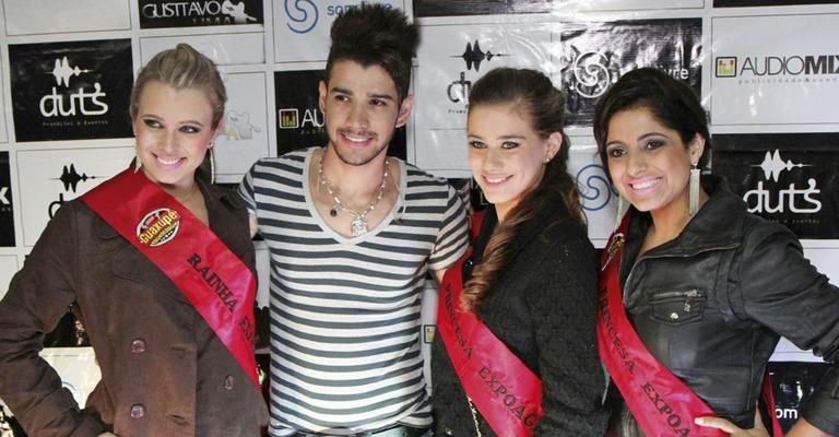 Em Guaxupé, MG, o cantor Gusttavo Lima com a rainha do rodeio, Nathália Jiupato, e as princesas, Raquel Farah e Ana Cláudia Mesquita. - -