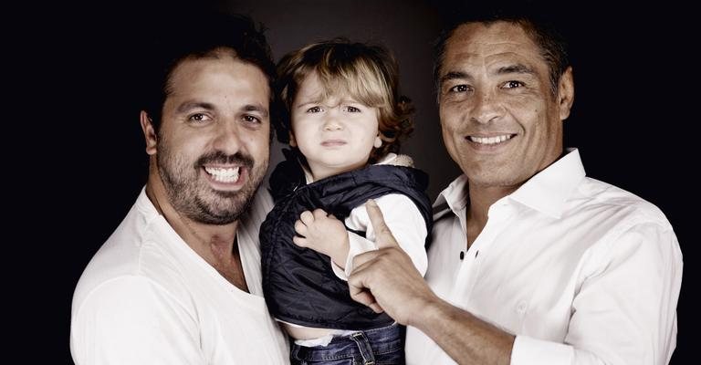 Com o filho, Théo, Tico Sahyoun felicita Rickson Gracie, rosto de campanha de sua grife Mandi, em SP. - -