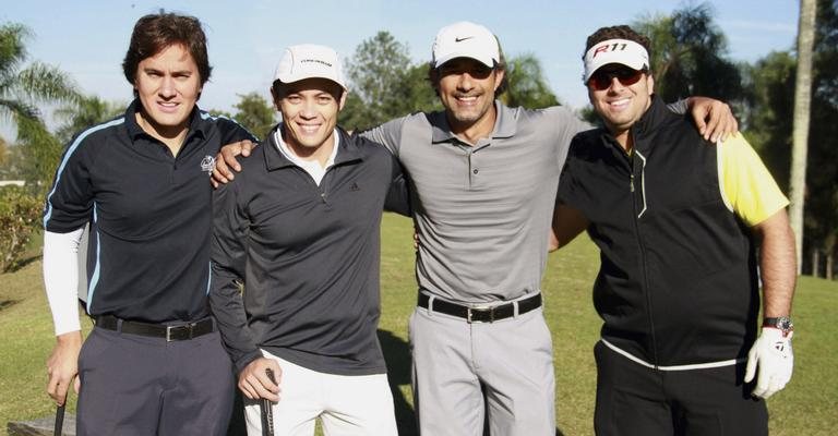 O ator Marcos Pasquim, de cinza, participa de torneio com André Egoroff, Romy Sasaki e Luis Carlos Martins, Guaratinguetá, SP. - -