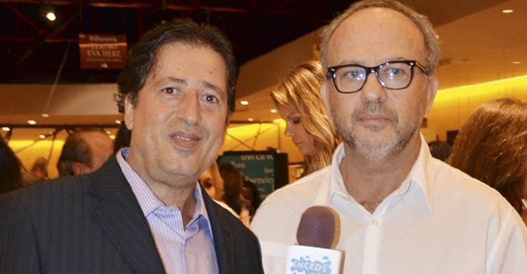 Surrey Youssef fala com o fotógrafo Bob Wolfenson para TVA e NET, em São Paulo. - -