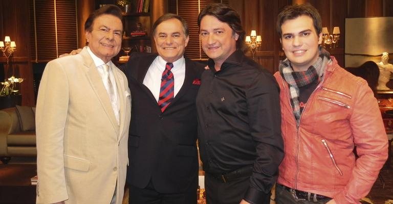 Ronnie Von celebra seus 68 anos entre os amigos Agnaldo Rayol e Renato Misiuk, e seu caçula, Leo Von, em São Paulo. - -