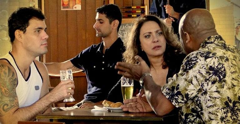 Muricy (Eliane Giardini) e Adauto (Juliano Cazarré) tomam uma cervejinha no bar do Silas (Ailton Graça) - Divulgação/ Rede Globo