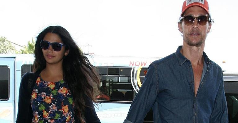 Visivelmente mais magro, Matthew McConaughey deixa aeroporto com Camila Alves - Grosby Group