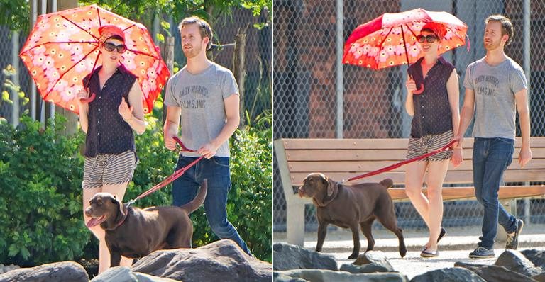 Anne Hathaway e Adam Schulman passeiam com Esmeralda - Grosby Group