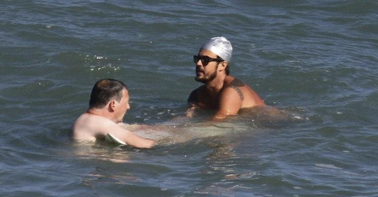 Paulinho entra no mar ao ver o turista se afogando... - -