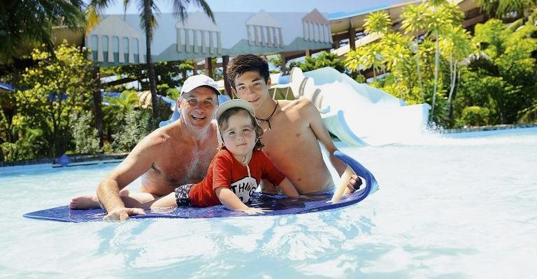 O apresentador da Band se esbalda com o filho Pietro e o enteado, Kauan, em piscina de complexo 
aquático no Ceará. - João Melo