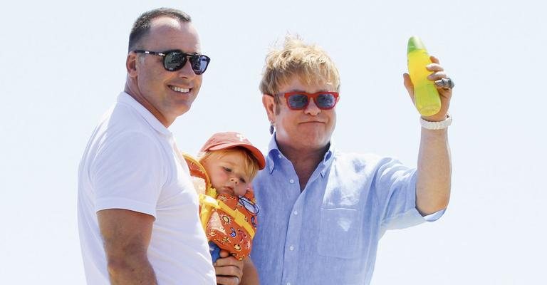 Elton John curte Saint-Tropez com clã - Grosby Group