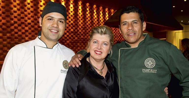 Em Brasília, a chef Elzinha Nunes vai à inauguração de restaurante e felicita Erasmo Brasil e Sergio Cordoba, que desenvolvem as delícias do badalado espaço gastronômico. - -