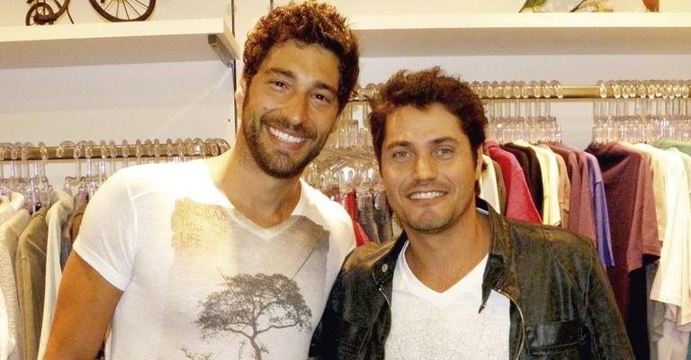 O ator Victor Pecoraro vai à loja de moda masculina de Fernando Val, em São Paulo. - -