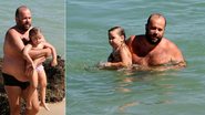 No ‘Dia dos Pais’, Otávio Müller curte a filha pela praia do Arpoador, no Rio de Janeiro - Gil Rodrigues / Foto Rio News