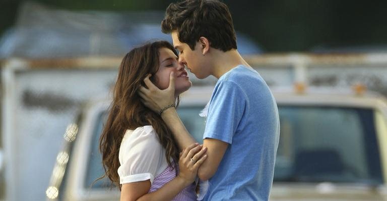 Selena Gomez e Nat Wolff em gravação de 'Parental Guidance Suggested' - Grosby Group