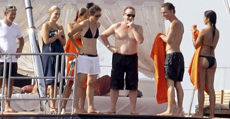 Em Ibiza com amigos,  entre eles Ali e Bono, o galã texano e a modelo mineira curtem tarde al mare. - grosby Group