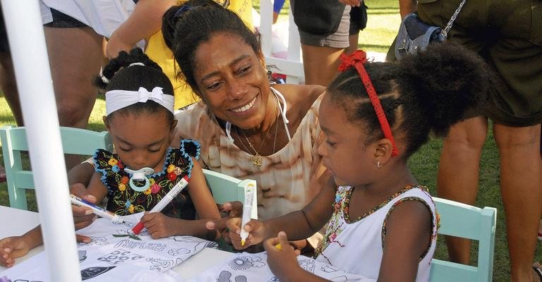 O carinho de Glória com as meninas, que se divertem em oficina de criação. - Gisele França