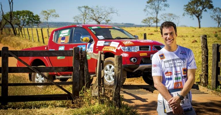 Um dos participantes do Mitsubishi MotorSports Sudeste, o galã desfruta do contato com a natureza enquanto aguarda a largada do rali. - Martin Gurfein