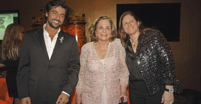 A anfitriã Hilde, ao centro, com o ator português Gonçalo Diniz e a homenageada, Maria Geyer. - Gianne Carvalho