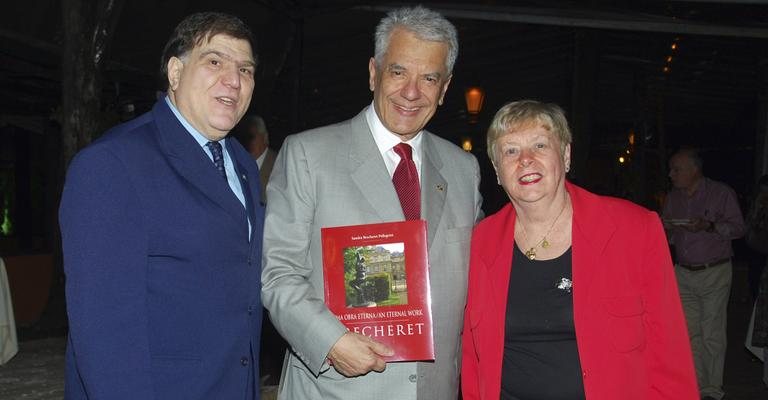 Em São Paulo, Michel Chelala e Francisco Rossi conferem livro de Sandra Brecheret Pellegrini. - -