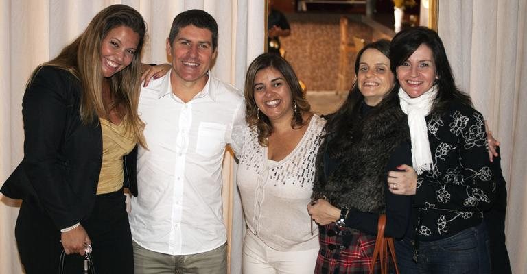 O casal Ricardo e Shisley Blanco (ao centro), ambos de empresa que realiza projetos de móveis sob medida, reúne Graziela Garavati, Paula Leme e Adriana Fiali em brunch no Grande ABC. - -