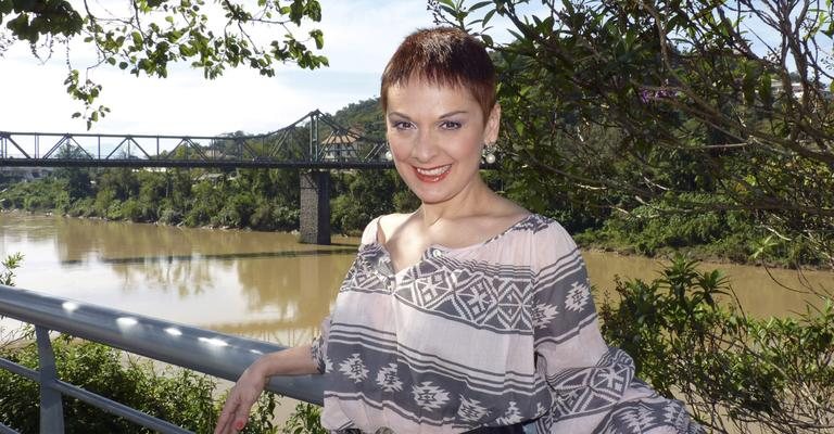 A cantora Mafalda Minnozzi em tour pela charmosa Blumenau, SC. - -