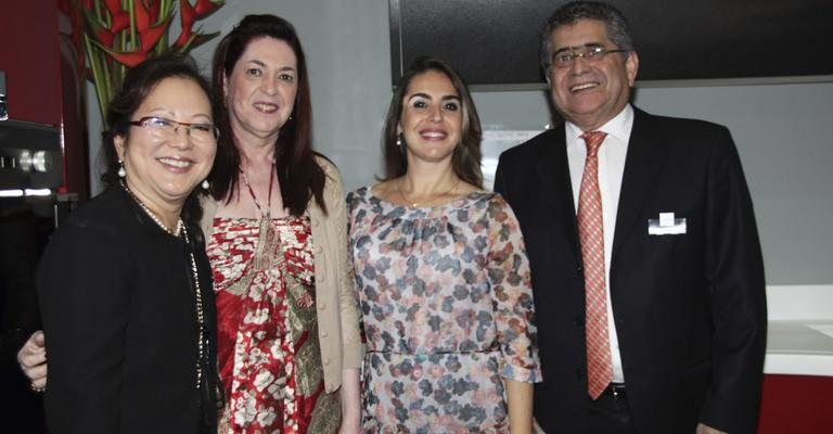 O casal Laura Keiko e Nestor Camargo, nas pontas, recebe Virgínia Velloza e sua mãe, Daniela Velloza, na inauguração de sua loja de móveis em Alphaville, SP. - -