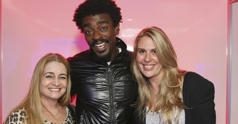 Seu Jorge recebe o carinho das fãs Ângela Costa e Silva e Gabriela Andrade em evento cultural pela sustentabilidade, em Indaiatuba, interior de SP. - -