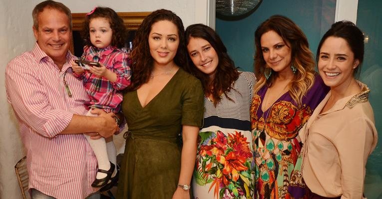 O casal Jayme Monjardim e sua esposa Tania Mara com sua filha Maysa ao lado da estilista Adriana Barra e Fernanda Vasconcellos - Divulgação