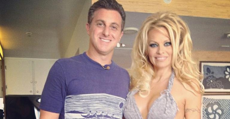 Luciano Huck grava 'Caldeirão' com Pamela Anderson no Havaí - Reprodução / Instagram