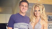 Luciano Huck grava 'Caldeirão' com Pamela Anderson no Havaí - Reprodução / Instagram