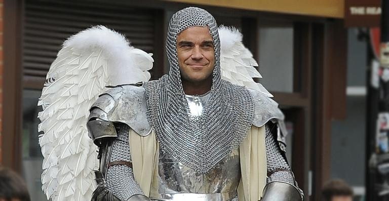 Robbie Williams aparece como um cavaleiro de asas na ruas de Londres - Grosby Group