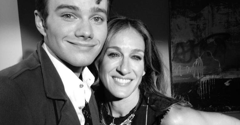 Chris Colfer e Sarah Jessica Parker nos estúdios de 'Glee' - Reprodução/Twitter