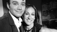 Chris Colfer e Sarah Jessica Parker nos estúdios de 'Glee' - Reprodução/Twitter