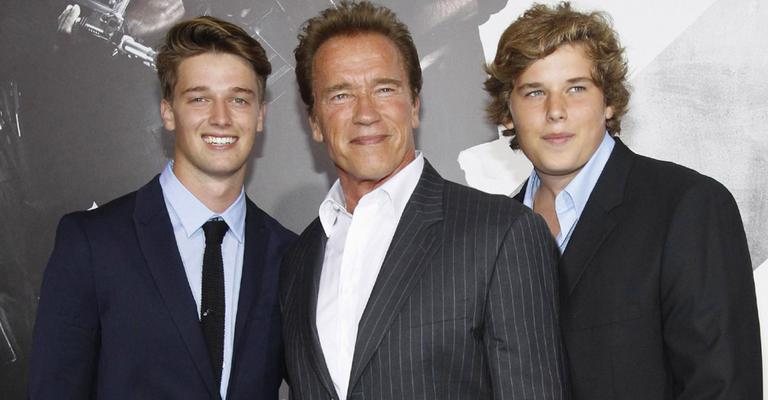 Arnold Schwarzenegger, também no elenco, com os herdeiros Patrick e Christopher. - Reuters