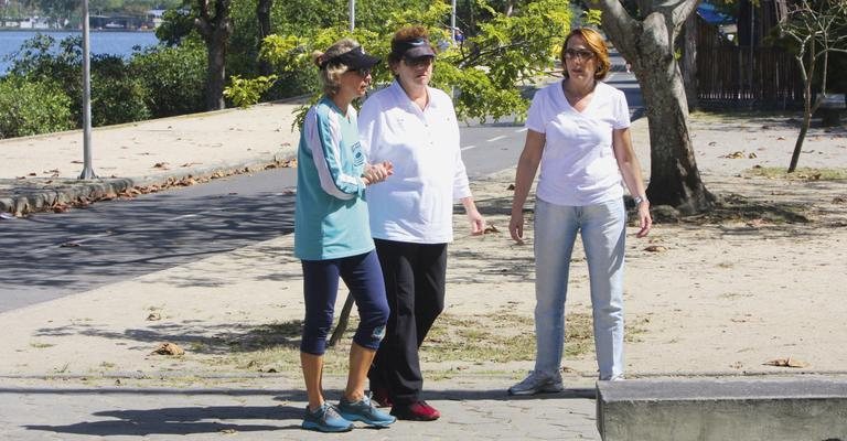 Amparada por Stella, sua ex-companheira, Claudia faz sinal de positivo em passeio pela Lagoa, Rio. - Gil Rodrigues